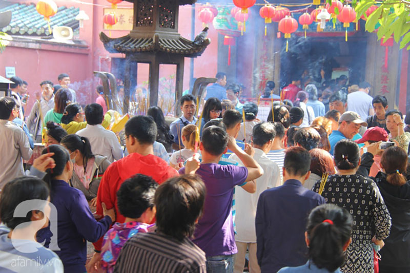 Đội nắng, hàng ngàn người đến chùa Ngọc Hoàng chen nhau khấn vái trong ngày cúng chư tiên